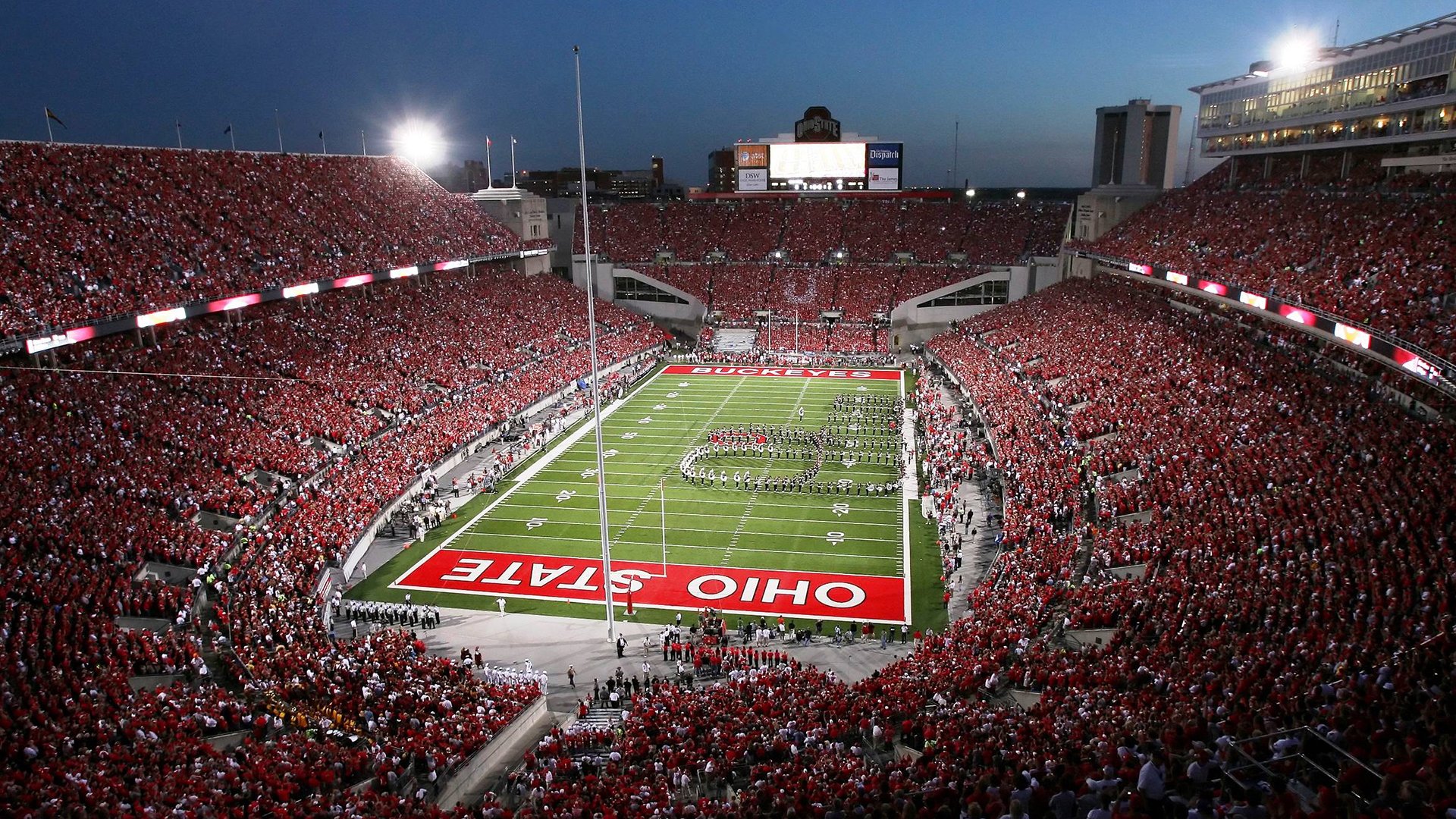 “高原疯狂：雪山之巅的极限比拼”，雪山高峰