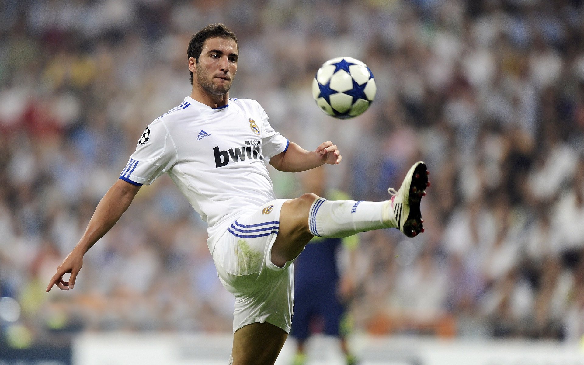 星空入口官网-欧冠“超级对决”：史上最激烈的球队碰撞，欧冠决赛和超级碗